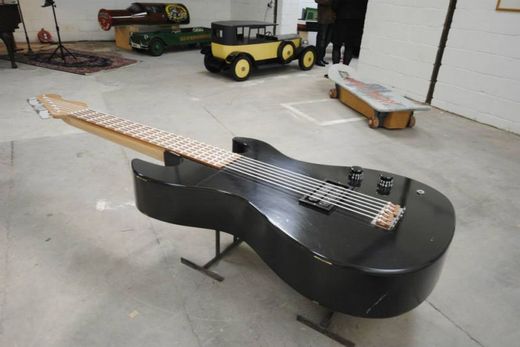 Rakev pro milovníky rocku a elektrických kytar.