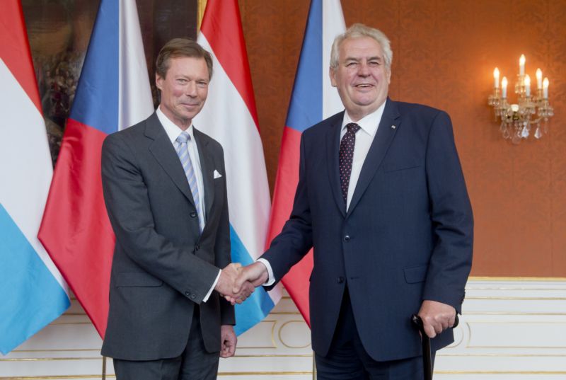 Prezident Miloš Zeman (vpravo) přijal na Pražském hradě lucemburského velkovévodu Jindřicha, který přicestoval na oslavy 700. výročí narození římského císaře a českého krále Karla IV.