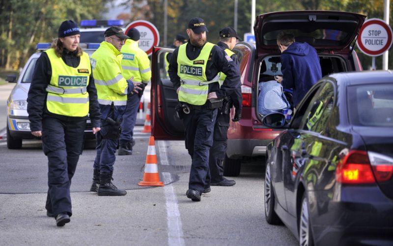 Policejní kontroly na hranici (ilustrační foto).