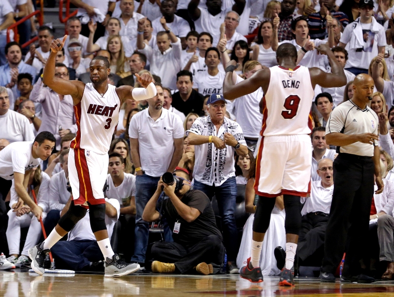 Basketbalisté Miami se radují z výhry nad Torontem.