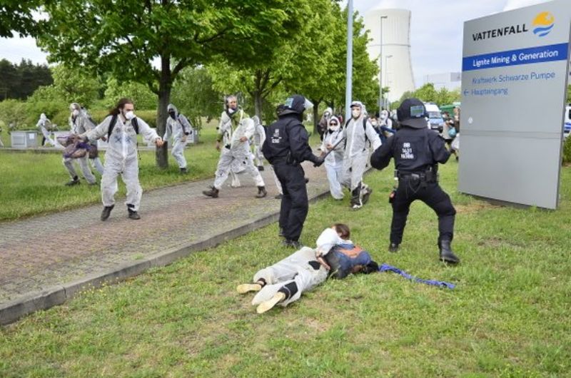 Zásah policie proti demonstrantům. Zásah policie proti demonstrantům.