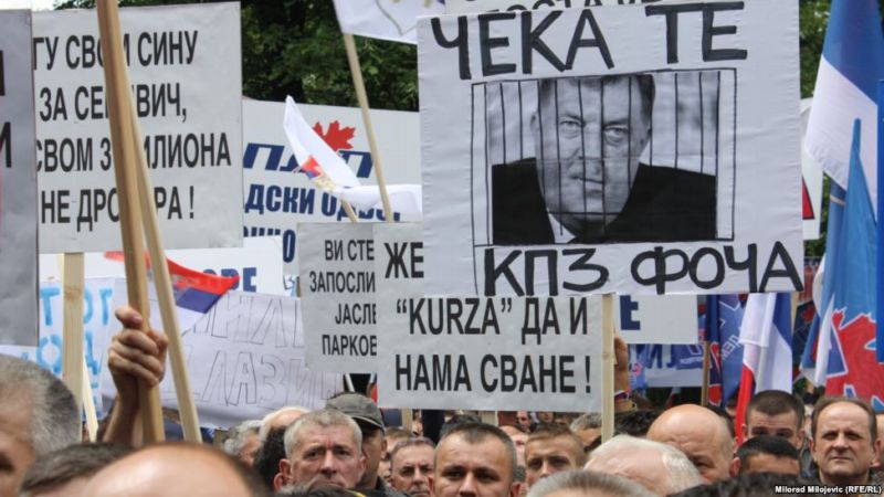 Demonstrace proti bosenskosrbeskému prezidentovi.
