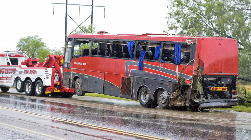 Vrak havarovaného autobusu.