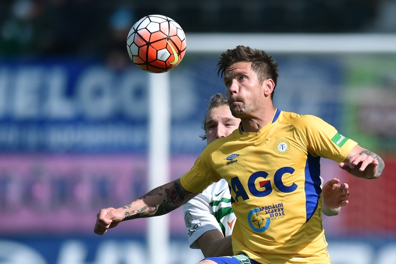 Teplický fotbalista Martin Fillo v souboji s jabloneckým Matějem Hanousekem.