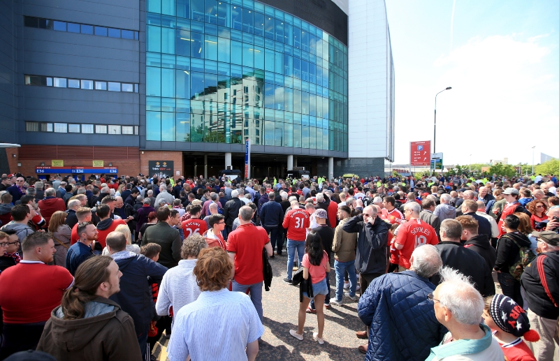 Kvůli bezpečnostní hrozbě bylo odloženo utkání posledního kola anglické fotbalové ligy mezi Manchesterem United a Bournemouthem. 