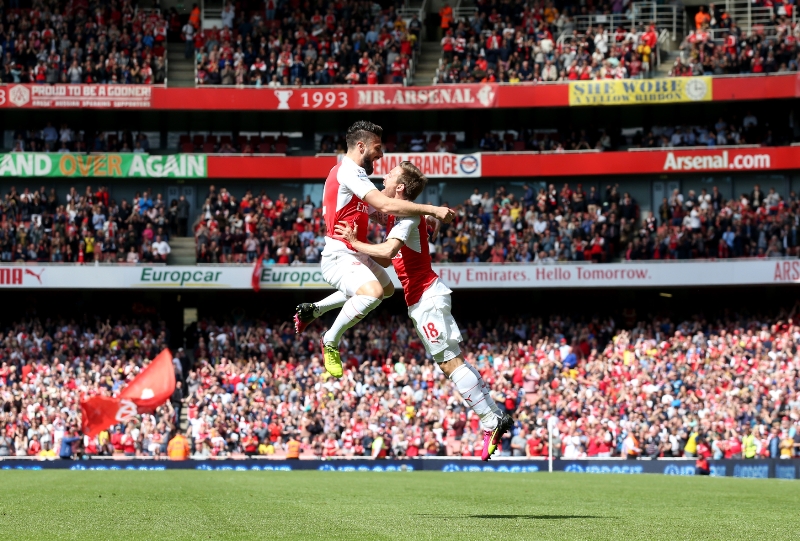 Fotbalisté Arsenalu si díky výhře nad Aston Villou zajistili druhé místo v tabulce Premier league.