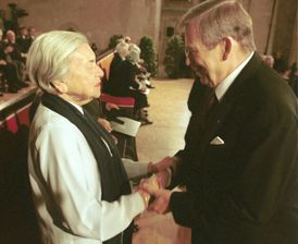 Tehdejší prezident republiky Václav Havel předal v roce 2001 na Pražském hradě spisovatelce Lence Reinerové Medaili Za zásluhy.
