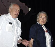 Spisovatelka Lenka Reinerová při setkání se spisovatelem Arnoštem Lustigem v roce 2006 v diskusním pořadu v pražském divadle Rokoko.