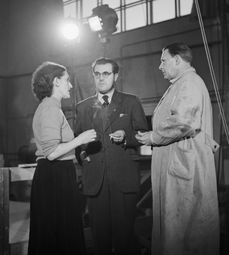 Na snímku z roku 1953 autor pomníku akademický sochař Otakar Švec (vpravo) a autoři architektonického projektu ing. arch. Vlasta Štursová a prof. ing. arch. Jiří Štursa.