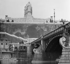 Stalinův pomník čnící nad Prahou. Rok 1955.