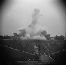 Odstřel Stalinova pomníku na pražské Letné v roce 1962.