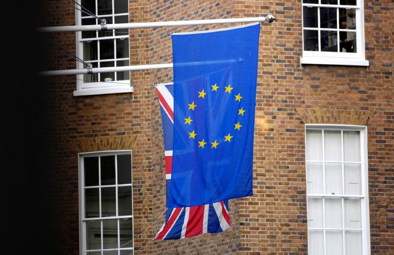 Vlajky EU (v popředí) a Velké Británie. 