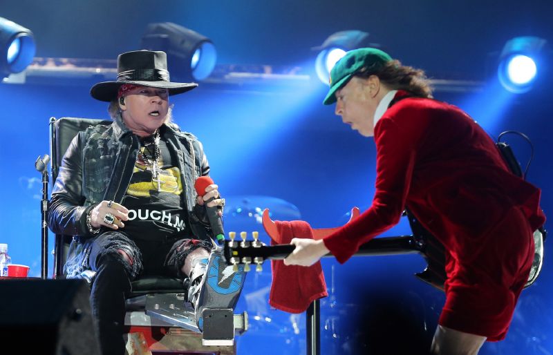 Axl Rose a Angus Young (vpravo). 