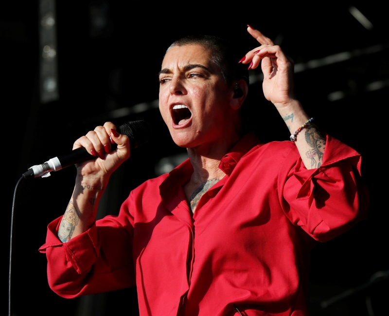 Irská zpěvačka Sinéad O´Connor je známá svým krátkým sestřihem, podle kterého ji všichni tipují na sebevědomou ženskou.