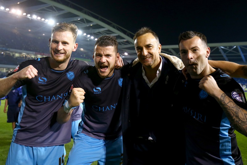 Pudil a jeho spoluhráči slaví postup do finále play-off o Premier League. 