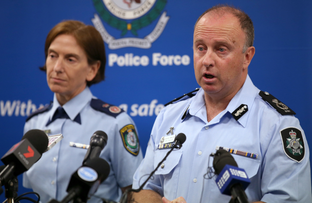 Australská policie podala informace o zadrženém mladistvém útočníkovi, který chtěl zřejmě spáchat atentát. Australská policie podala informace o zadrženém mladistvém útočníkovi, který chtěl zřejmě spáchat atentát.
