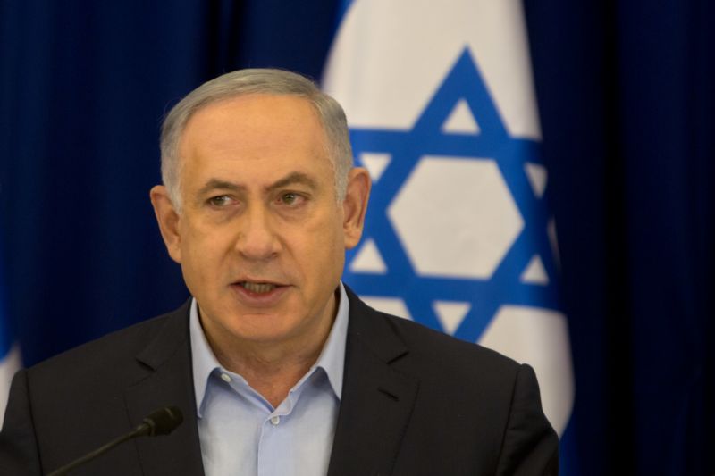 Izraelský premiér Benjamin Netanjahu obvinil Palestince z toho, že se vyhýbají přímým jednáním. Izraelský premiér Benjamin Netanjahu obvinil Palestince z toho, že se vyhýbají přímým jednáním.