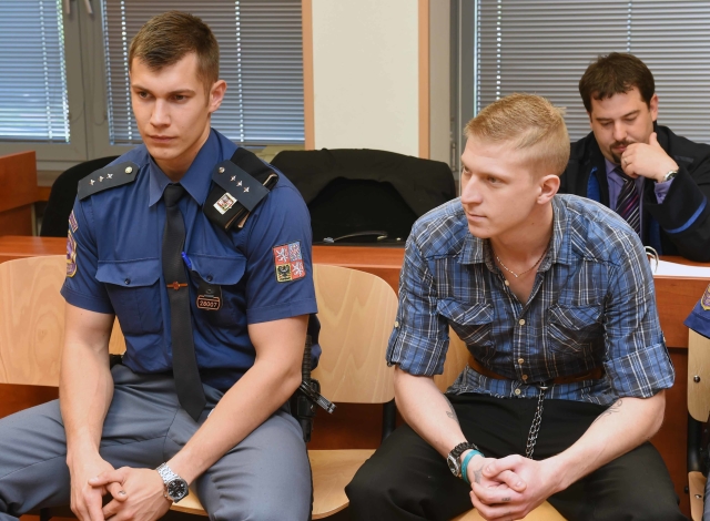 Michala Bejra (vpředu vpravo) soud za pokus o vraždu třináctiletého chlapce, bratra jeho bývalé přítelkyně, kterou znásilnil, poslal na sedmnáct let vězení.