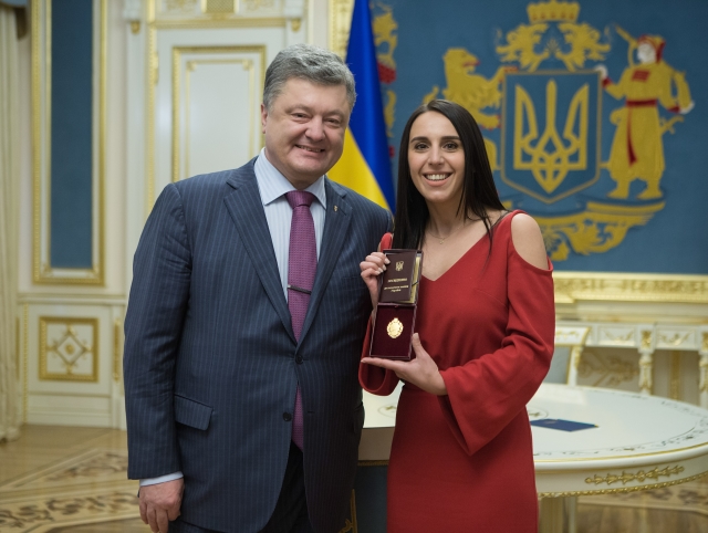 Prezident Porošenko s ukrajinskou zpěvačkou Džamalou.