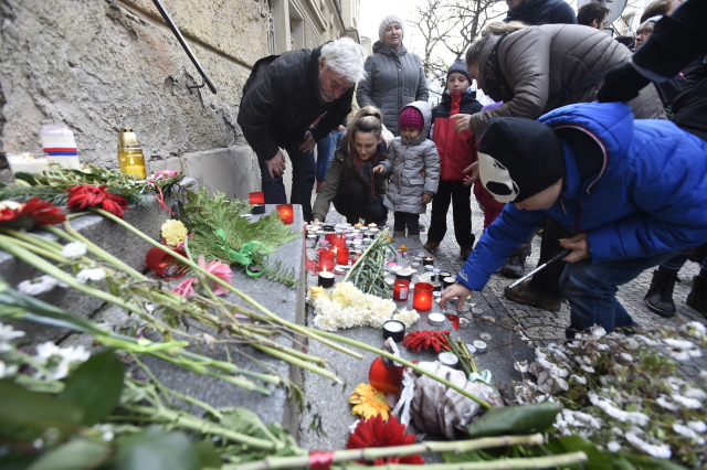 Pietní shromáždění studentů vysokých škol na pražském Albertově pět dnů po svátku 17. listopadu. Na den státního svátku studentům nebyl vstup umožněn.