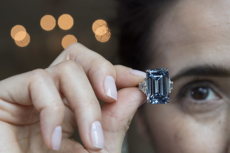 Vzácný modrý diamant. Vzácný modrý diamant.