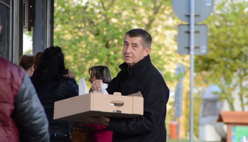 Andrej Babiš v Karlových Varech rozdával koblihy.
