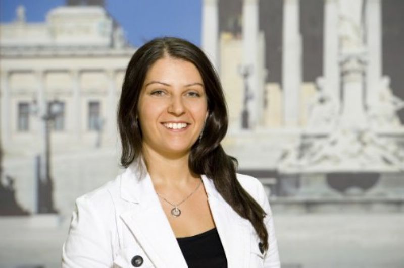 Muna Duzdarová.