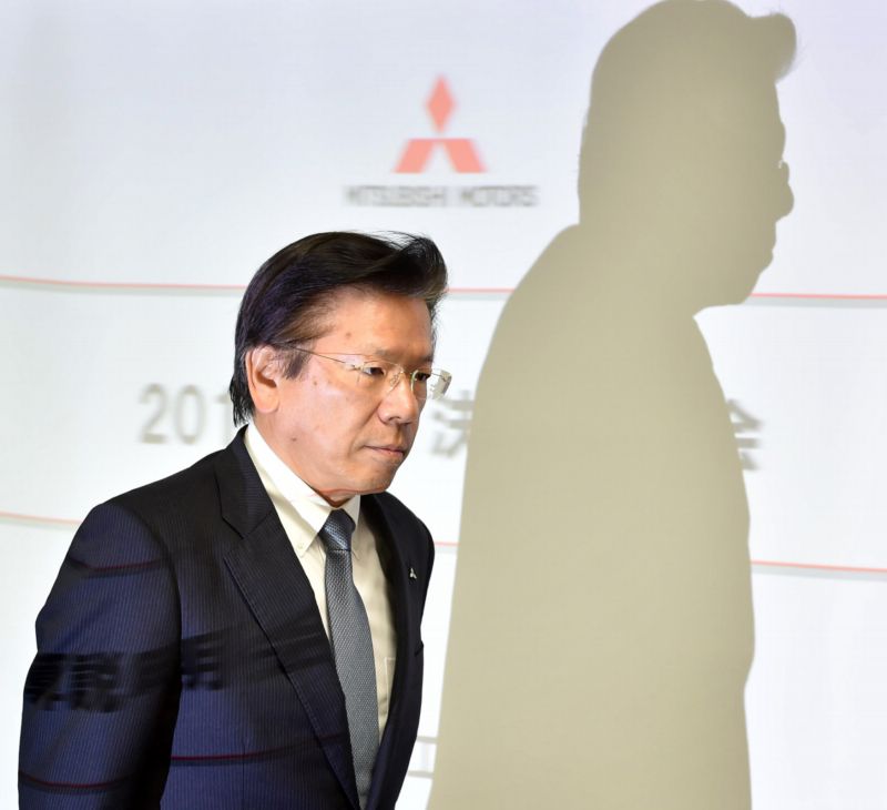 Odstupující prezident Mitsubishi Motors Tecuró Aikawa. Odstupující prezident Mitsubishi Motors Tecuró Aikawa.