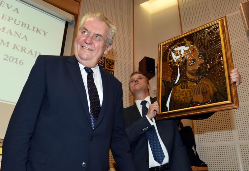 Prezident Miloš Zeman zahájil třídenní návštěvu Olomouckého kraje. Setkal se se členy zastupitelstva a dostal dary, včetně obrazu Karla IV. Prezident Miloš Zeman zahájil třídenní návštěvu Olomouckého kraje. Setkal se se členy zastupitelstva a dostal dary, včetně obrazu Karla IV.