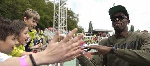 Usain Bolt na Julisce s mladými atlety.