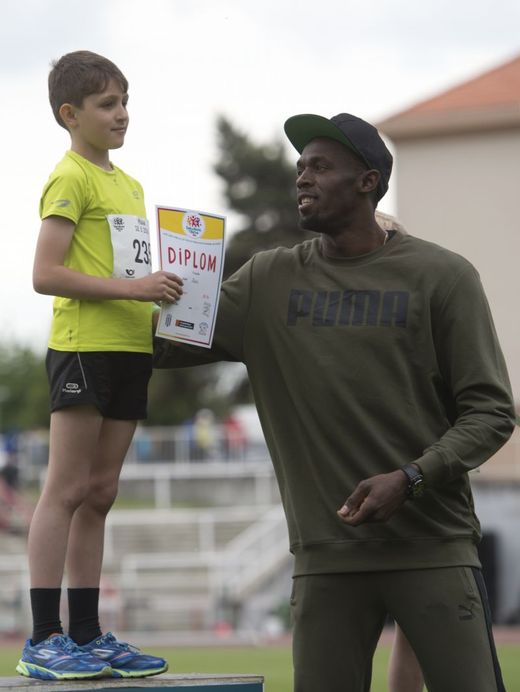 Usain Bolt předal medaile vítězům.