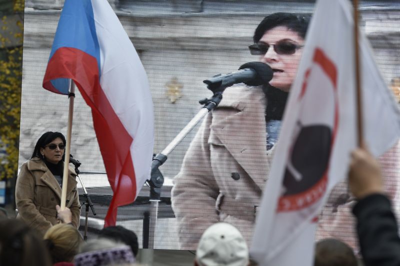 Advokátka Klára Samková při protestním shromáždění proti imigraci.