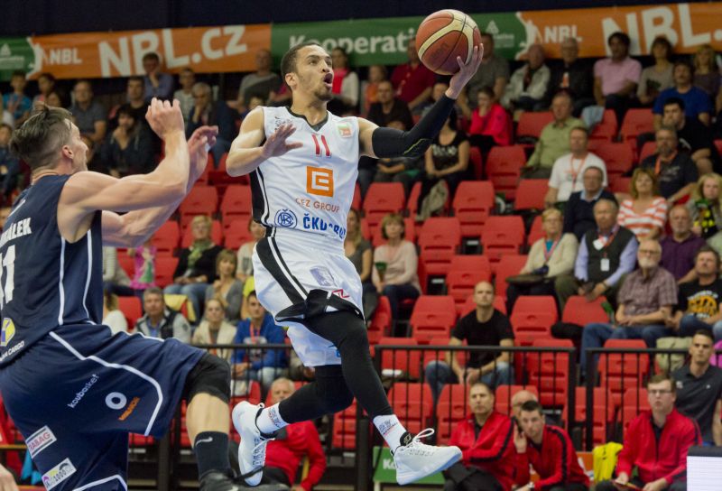 Michael Dixon z Nymburka v souboji s děčínským Tomášem Pomikálkem