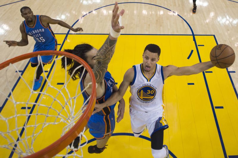 Stephen Curry z Golden State (vpravo).