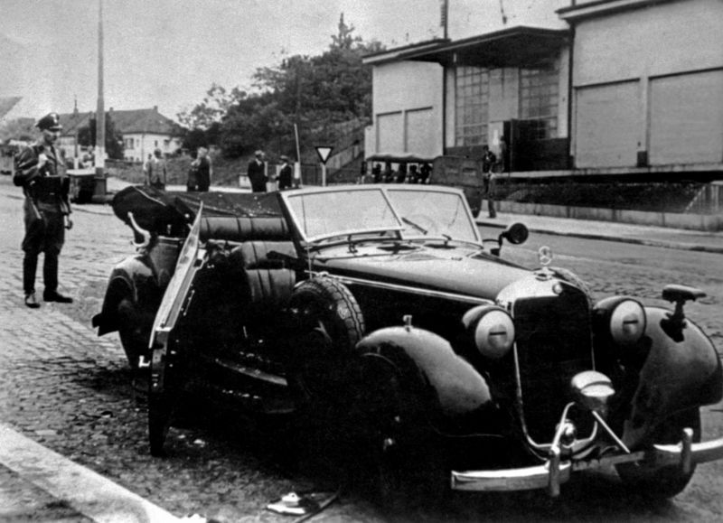Heydrichův automobil po zásahu Kubišovy bomby.