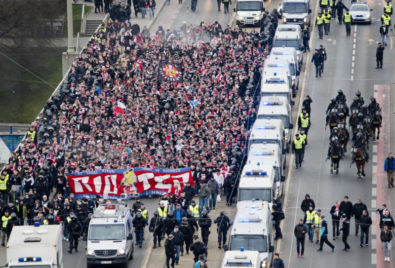 Pochod fanoušků Slavie za přítomnosti policie.