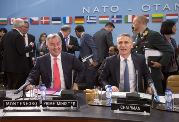 Premiér Černé Hory Milo Djukanović (vlevo) s Jensem Stoltenbergem v Bruselu.