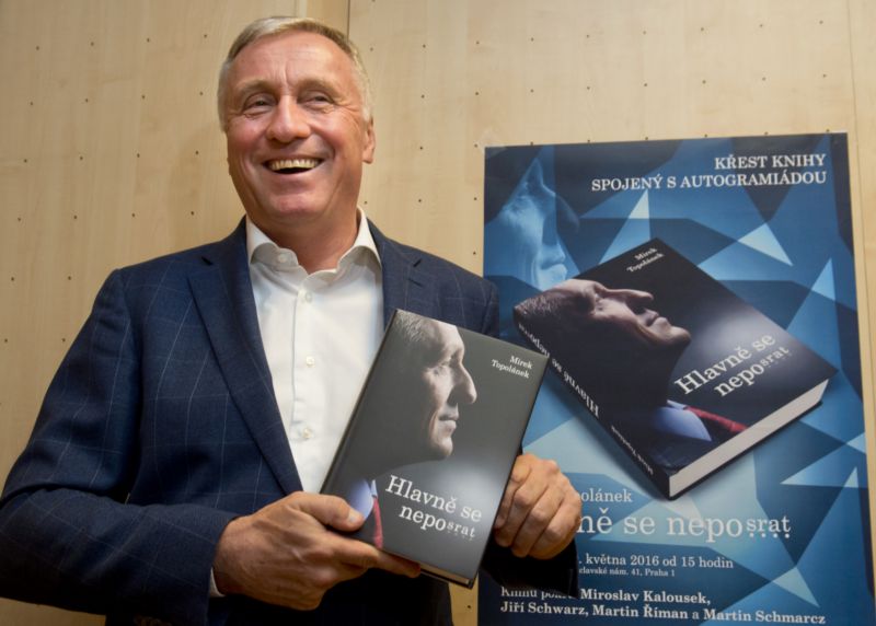 Expremiér Mirek Topolánek představil a pokřtil svou knihu nazvanou Hlavně se neposrat. Expremiér Mirek Topolánek představil a pokřtil svou knihu nazvanou Hlavně se neposrat.