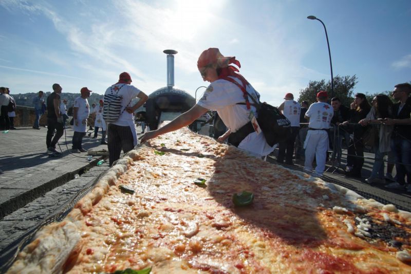 Na výrobě nejdelší pizzy na světě se podílelo 200 kuchařů.