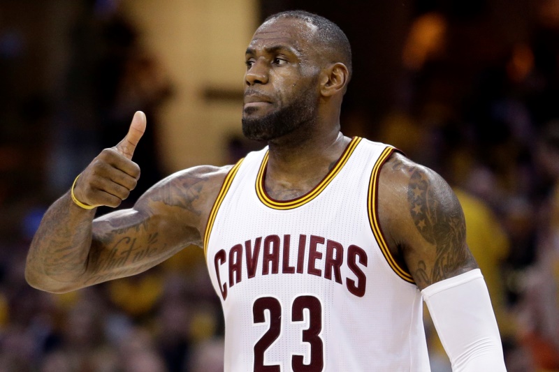 Basketbalisté Clevelandu porazili Toronto 108:89 a po desáté výhře v play-off NBA za sebou se ve finále Východní konference ujali vedení 2:0 na zápasy. LeBron James pomohl k výhře triple doublem za 23 bodů, 11 doskoků a 11 asistencí. Basketbalisté Clevelandu porazili Toronto 108:89 a po desáté výhře v play-off NBA za sebou se ve finále Východní konference ujali vedení 2:0 na zápasy. LeBron James pomohl k výhře triple doublem za 23 bodů, 11 doskoků a 11 asistencí.