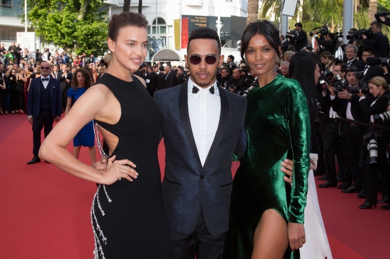 Irina Shayk se objevila na červeném koberci v Cannes s Lewisem Hamiltonem a Liyou Kebede.