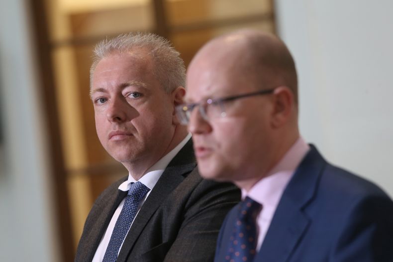 Ministr vnitra Milan Chovanec (vlevo) a premiér Bohuslav Sobotka (oba ČSSD).