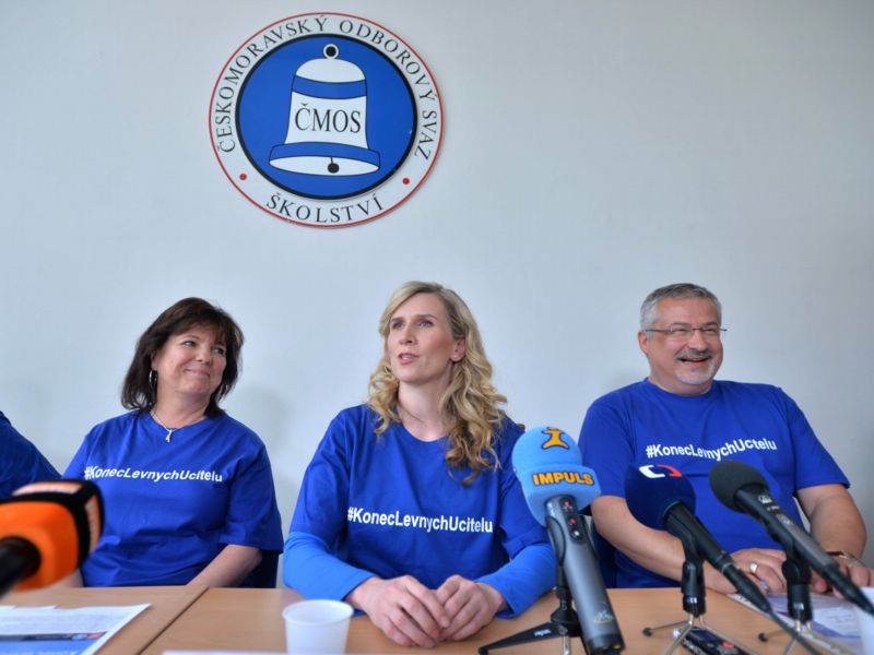 Ministryně školství, mládeže a tělovýchovy Kateřina Valachová (uprostřed) vystoupila 20. května v Praze na tiskové konferenci po skončení celostátního mítinku Českomoravského odborového svazu pracovníků ve školství (ČMOS PŠ) na podporu kampaně Konec Levných Učitelů.