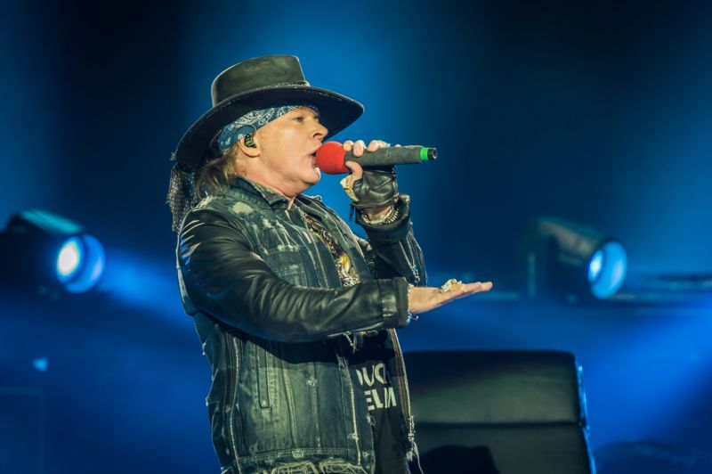 Hostující zpěvák AC/DC Axl Rose.