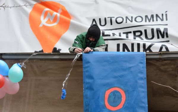 Pražská policie prohledává sociální centrum Klinika.
