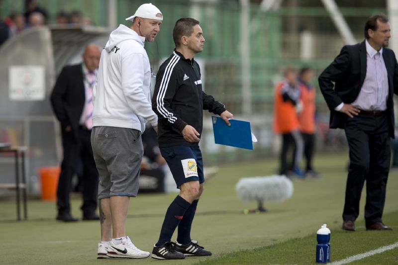 Rozhodčí Marek Pilný a domácí pořadatel.