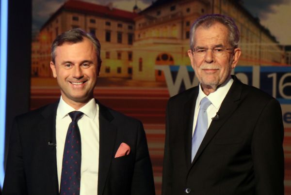 Kandidát Svobodné strany Rakouska Norbert Hofer (vlevo) a Kandidát Zelených Alexander Van der Bellen.