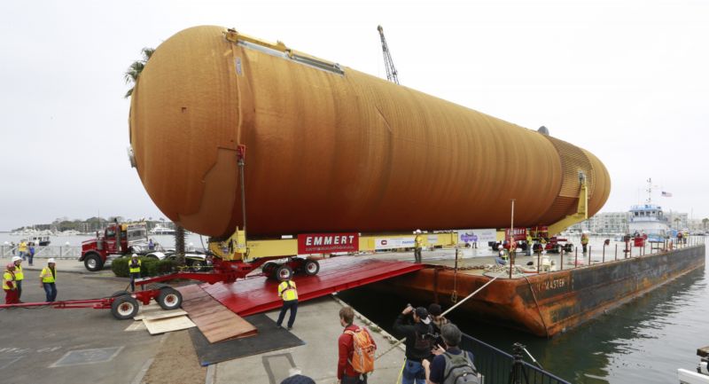 Obří externí palivová nádrž od vyřazených raketoplánů.