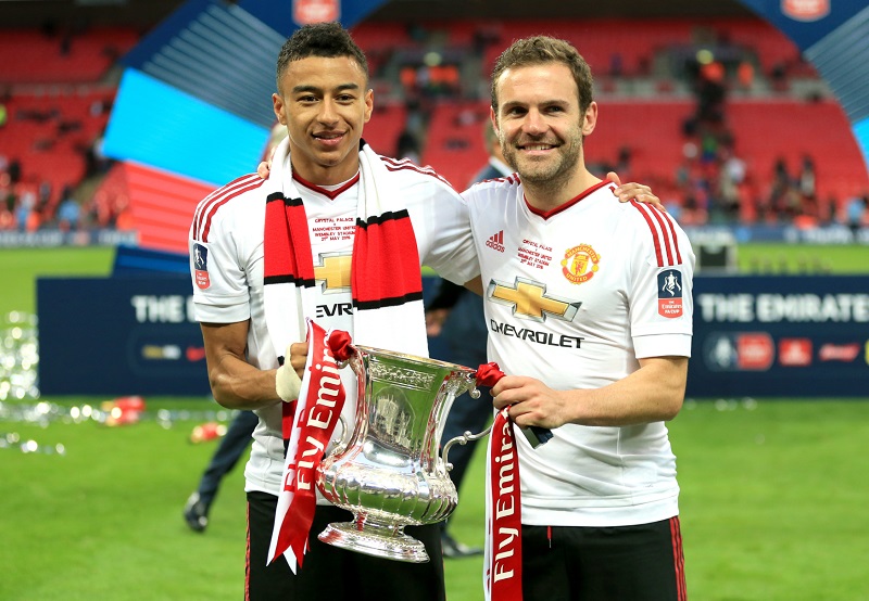 Jesse Lingard (vlevo) a Juan Mata.