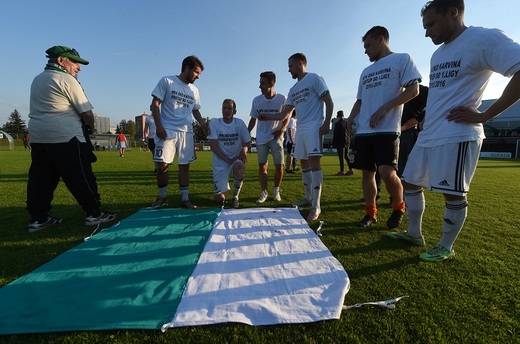 Karvinští se nad klubovou vlajkou radují z postupu do první ligy po dlouhé době.